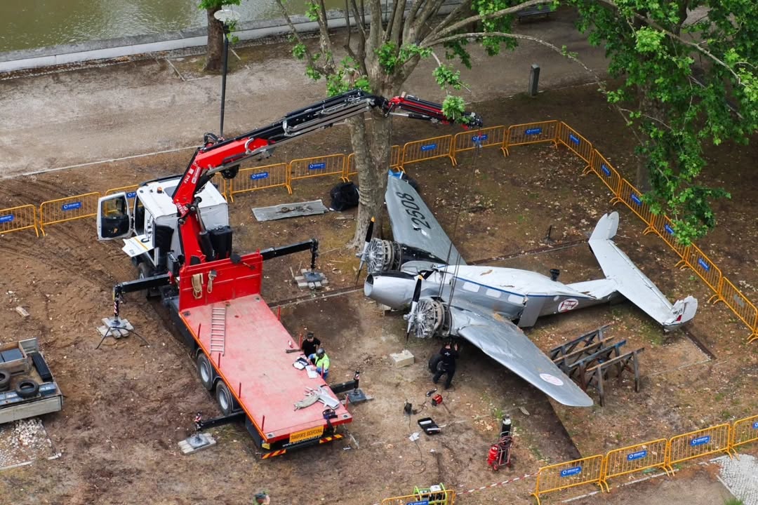 Avião do Parque do Avião em Leiria começa a ser desmontado para restauro