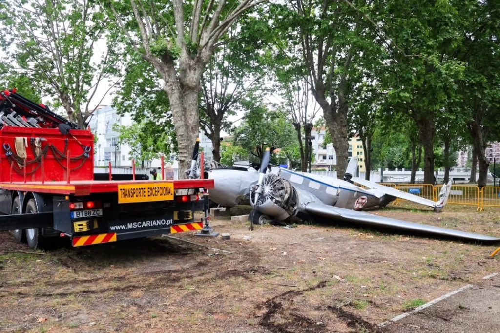 Avião do Parque do Avião em Leiria começa a ser desmontado para restauro